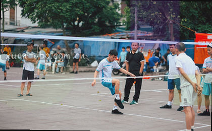 落叶轻旋 银幕映像在指尖流转
